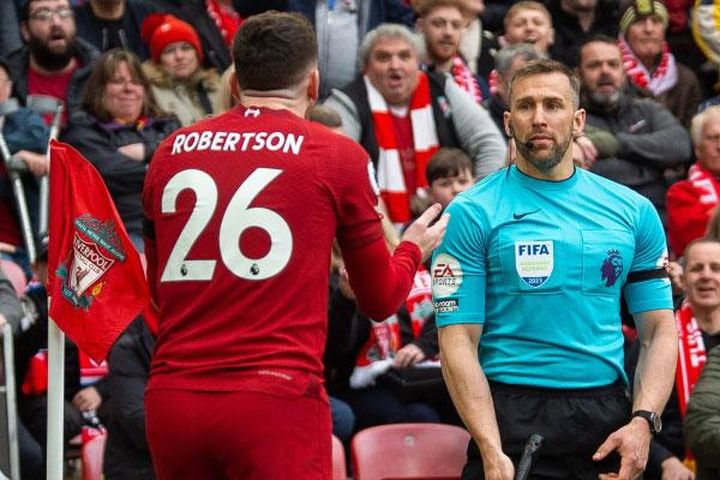 Trọng tài đánh cùi chỏ Robertson... 'dính đòn'
