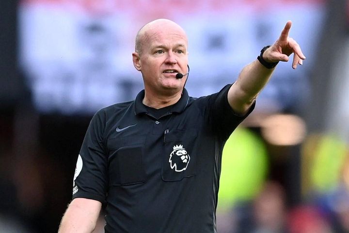 Trọng tài mắc sai lầm: Ngoại Hạng Anh ứng xử khác V-League thế nào?