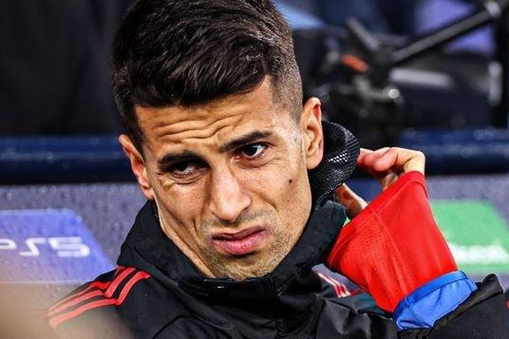 Cancelo hành động đẹp nhưng vẫn bị la ó