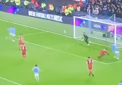 CĐV trầm trồ trước pha cứu thua của thủ môn Bayern