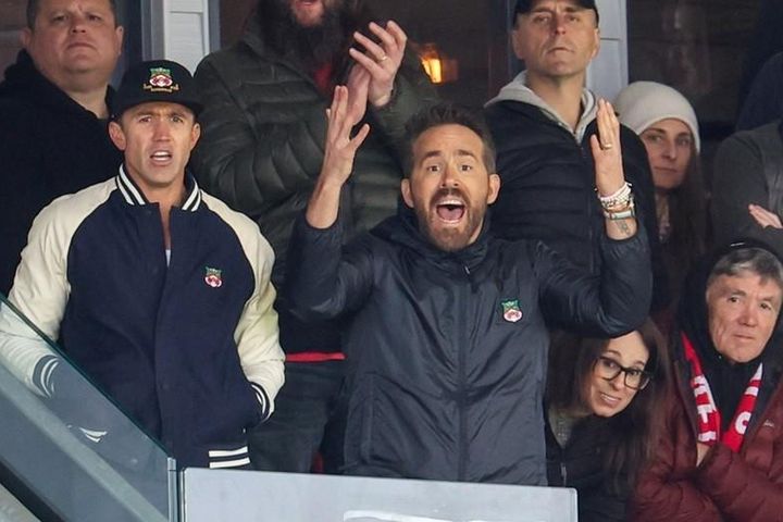 Tài tử Ryan Reynolds: Bóng đá thật điên rồ