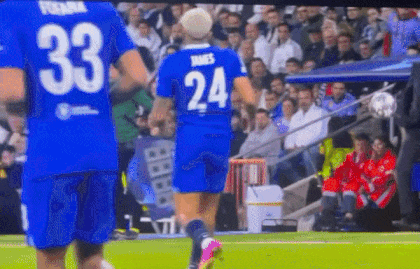CĐV trầm trồ trước kỹ năng xử lý bóng của HLV Ancelotti
