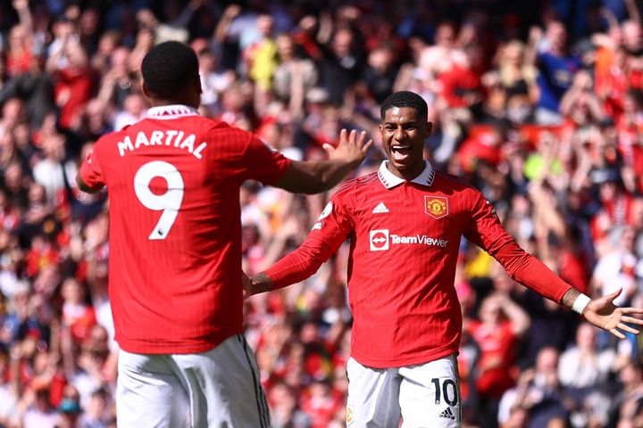 Phản ứng của Ten Hag khi Martial thay Rashford