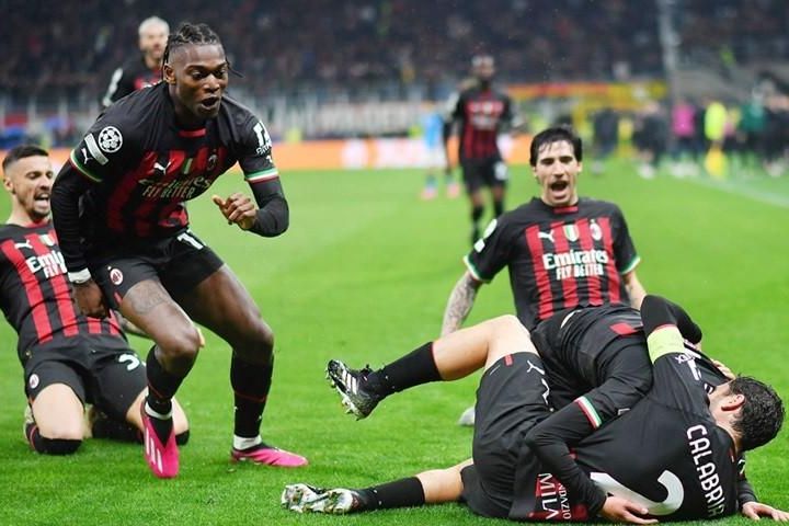 AC Milan lại bất ngờ quật ngã Napoli
