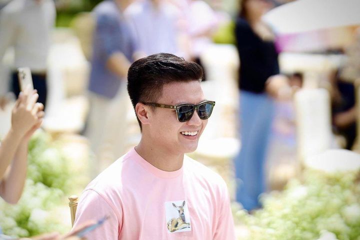 Quang Hải đón tuổi mới bên người đại diện và 1 số đồng đội CLB Pau FC