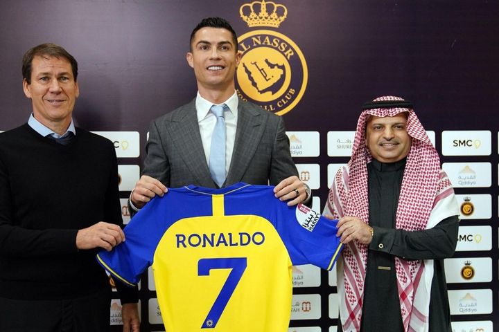 HLV Al Nassr mất việc sau tin đồn mâu thuẫn với Ronaldo