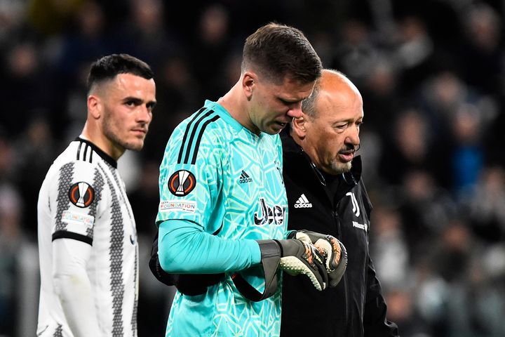 Thủ môn Juventus rời sân trong nước mắt vì vấn đề tim mạch