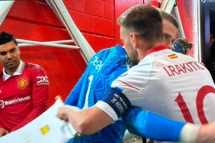 Phản ứng của Casemiro khi De Gea ôm cựu cầu thủ Barca