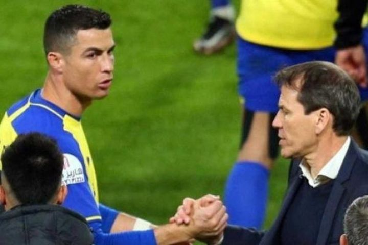 Cristiano Ronaldo chơi trò 'ném đá giấu tay'