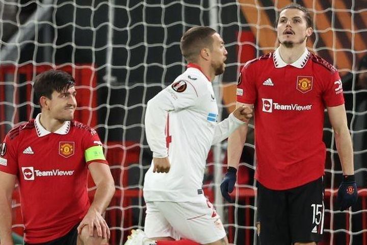 MU hòa thảm họa Sevilla, Erik ten Hag không nhận sai do thay người