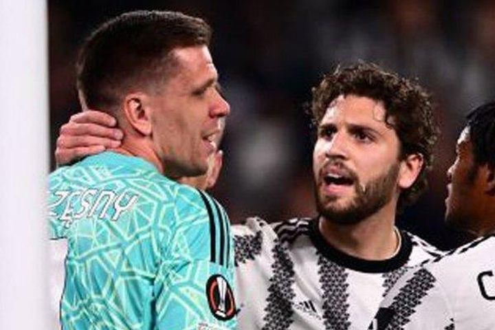 Thủ môn của Juventus òa khóc khi phải rời sân vì gặp vấn đề tim mạch