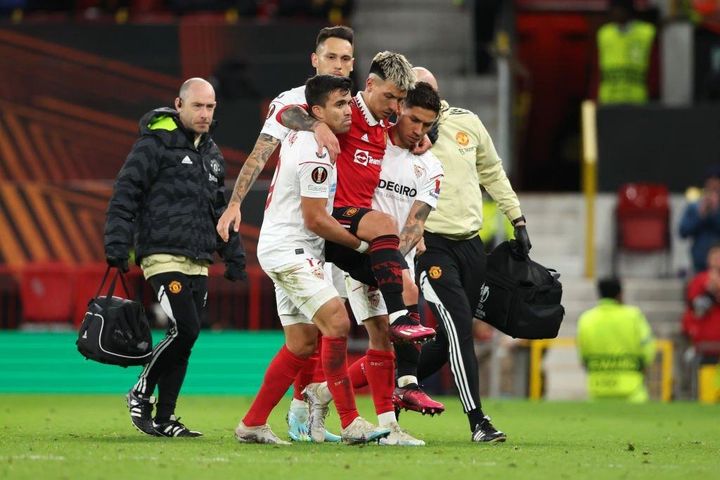 Lisandro Martinez được 2 cầu thủ Sevilla khiêng rời sân