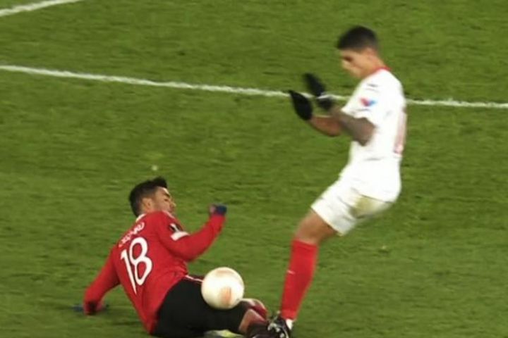 Tranh cãi sao Sevilla đạp Casemiro vẫn thoát thẻ đỏ, fan MU nổi điên