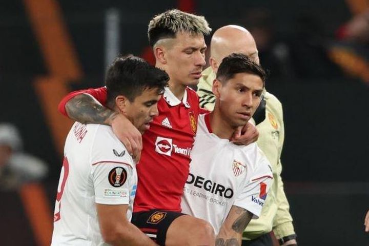 Lisandro Martinez chia tay mùa giải 2022/23