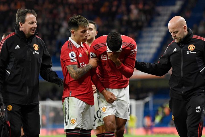 Varane có thể nghỉ hết mùa như Martinez
