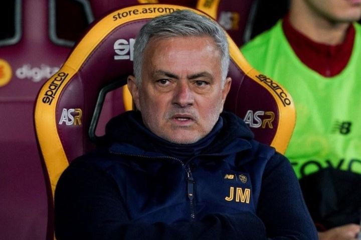 Mourinho chế nhạo phóng viên Hà Lan
