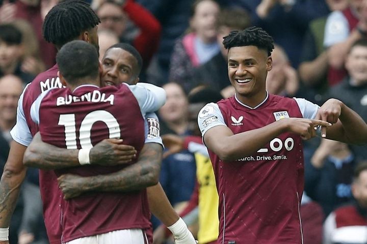 Aston Villa đè bẹp Newcastle, MU mừng thầm
