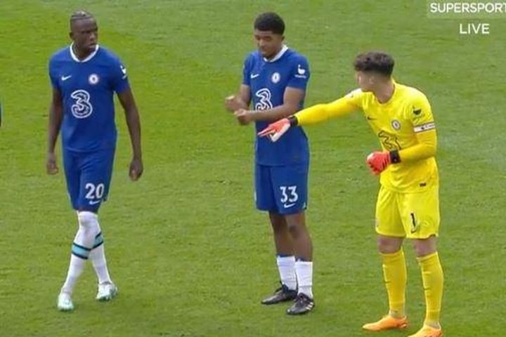 Kepa gây tranh cãi khi chỉ đạo chiến thuật cho cầu thủ Chelsea