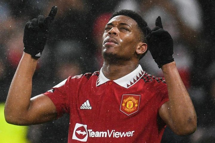 Ten Hag 'bật đèn xanh' cho Martial ở lại MU