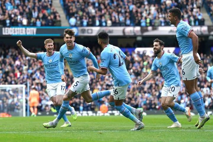 Man City đại thắng Leicester, thu hẹp khoảng cách với Arsenal