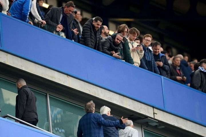 Todd Boehly bị CĐV Chelsea dội mưa chỉ trích ở trận thua Brighton