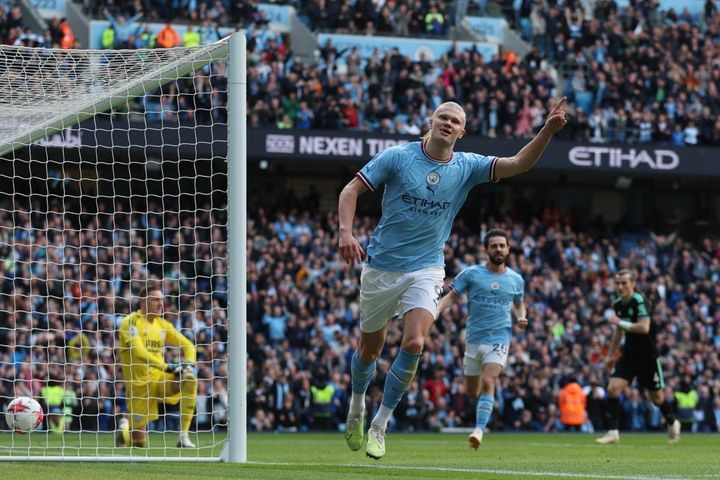Kết quả vòng 31 Ngoại hạng Anh: Thắng dễ Leicester, Man City áp sát Arsenal
