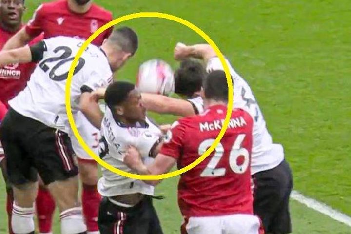 VAR gây tranh cãi trong trận thắng của Man United