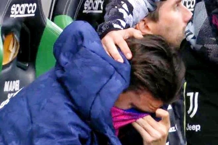 Tiền vệ Juventus bật khóc sau sai lầm dẫn đến bàn thua