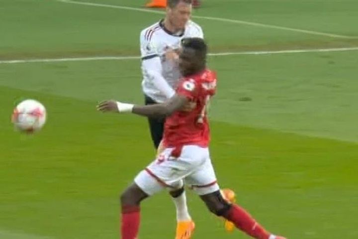 Weghorst đánh cầu thủ Nottingham Forest