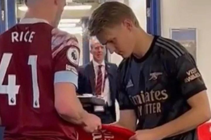 Khoảnh khắc Odegaard tặng chữ ký cho Declan Rice