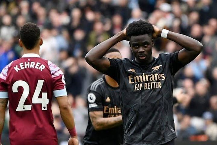 Để West Ham cầm hòa 2-2, Arsenal tự bắn vào chân trong cuộc đua vô địch với Man City