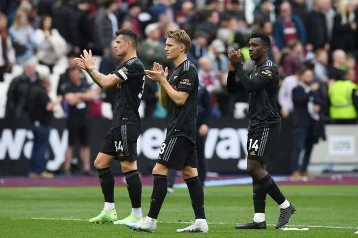 Gary Neville: 'Về nhì mùa này là thành công với Arsenal'