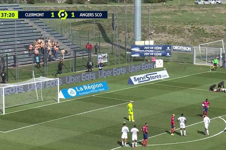 Bi hài Ligue 1: Fan 'khoe thân' đánh lạc hướng đối thủ sút penalty