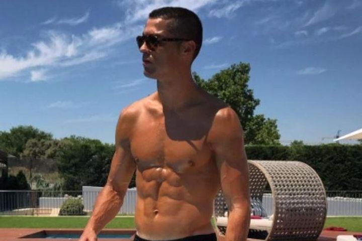 Ronaldo sơn móng chân màu đen