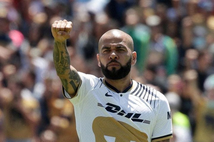 Dani Alves đổi lời khai lần thứ 6