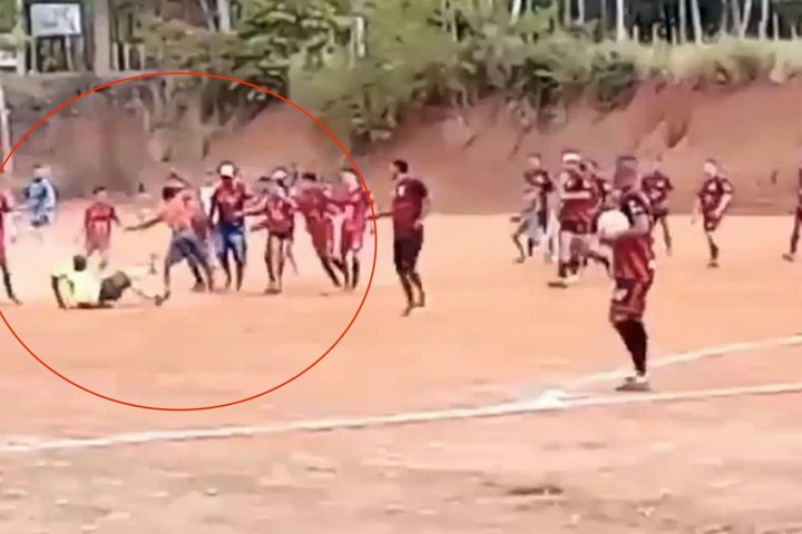Trọng tài cầm dao đâm cầu thủ ở Brazil