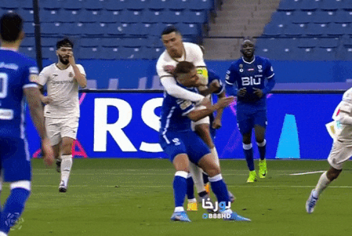 Ronaldo bị chế nhạo vì kẹp cổ đối thủ