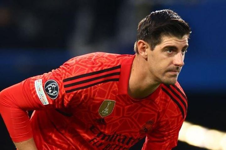 Courtois chọc tức CĐV Chelsea