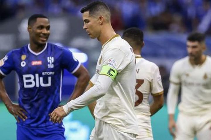 Ronaldo có cử chỉ nhạy cảm khi bị người hâm mộ chế giễu