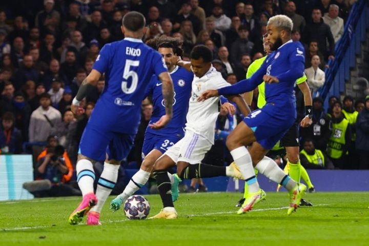Real Madrid và AC Milan vào bán kết Champions League
