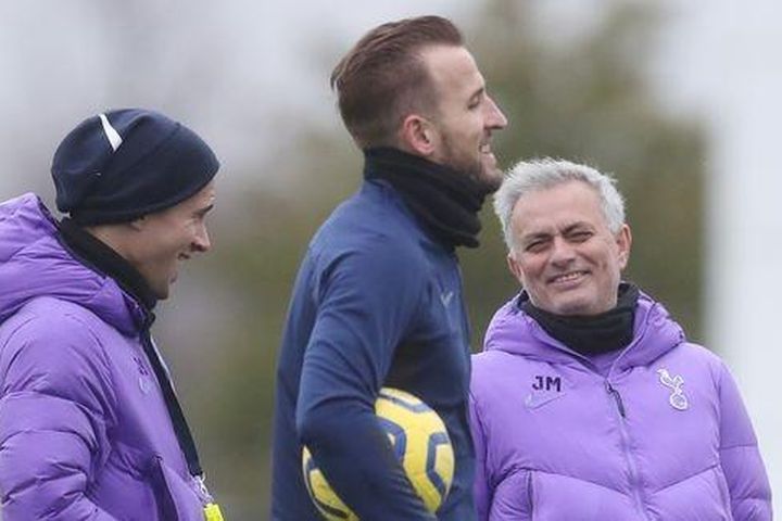 PSG chọn Harry Kane thay Messi, tái hợp Mourinho ở Paris