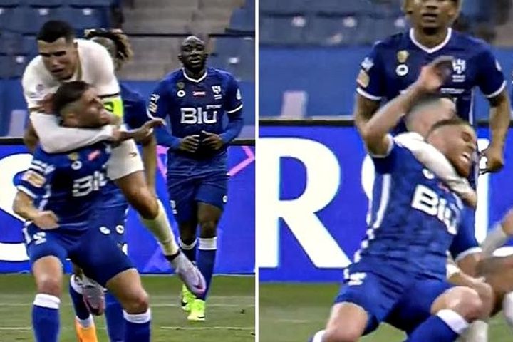 Ronaldo biến sân cỏ thành võ đài: Kẹp cổ, quật ngã đối thủ