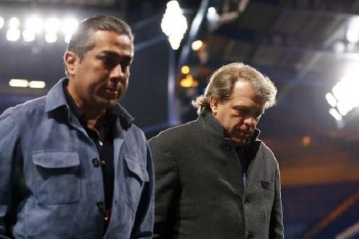 Todd Boehly lại vào phòng thay đồ Chelsea, ai cũng chê