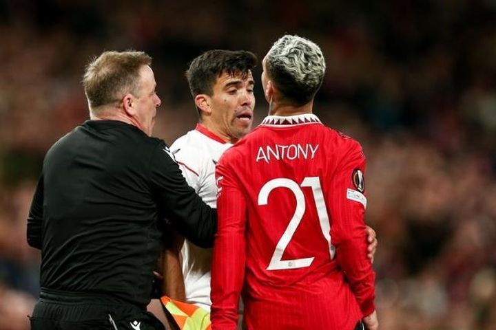 Erik ten Hag mắng Antony, lệnh MU giữ cái đầu lạnh trước Sevilla