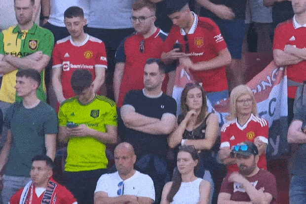 Fan MU bất ngờ đổ gục trên khán đài ở trận thua Sevilla