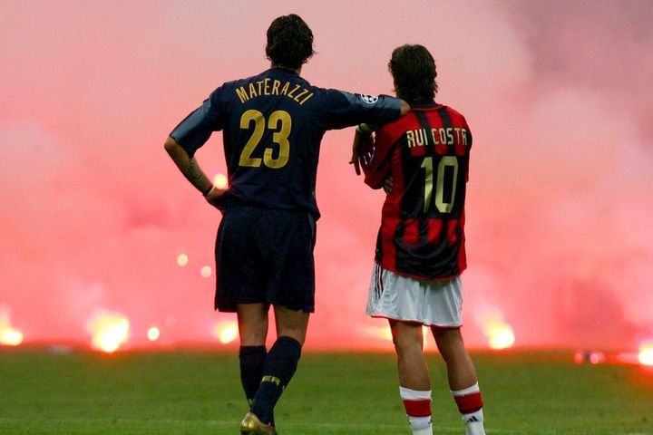 Câu chuyện đằng sau bức ảnh biểu tượng của derby Milan