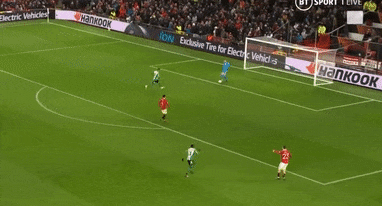 Khác biệt giữa Lisandro Martinez và Maguire khi 3 cầu thủ áp sát