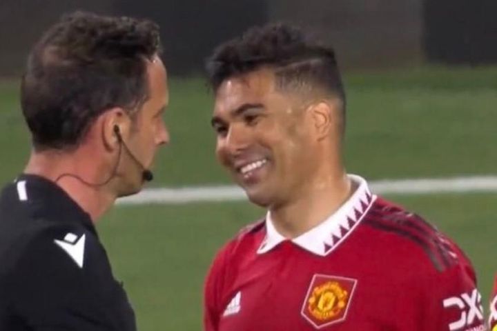 Casemiro hứng gạch đá vì cười sau khi MU thua xấu hổ Sevilla