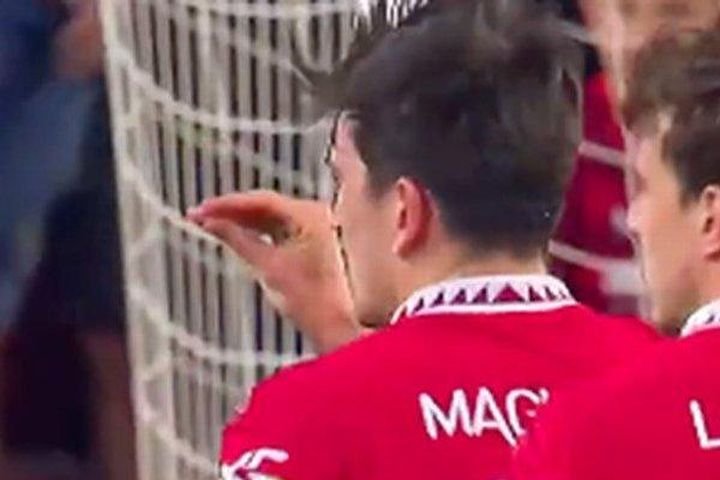 Bị De Gea mắng, Maguire ra dấu bảo đồng đội im mồm