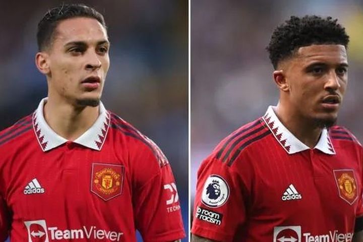 Jamie Carragher bảo vệ Antony, chỉ trích Sancho